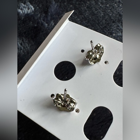 Beautiful classic square style timeless earrings ✨ - Picture 4 of 10